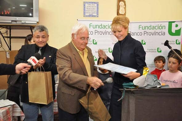 Karina Rabolini entregó subsidios e hizo donaciones