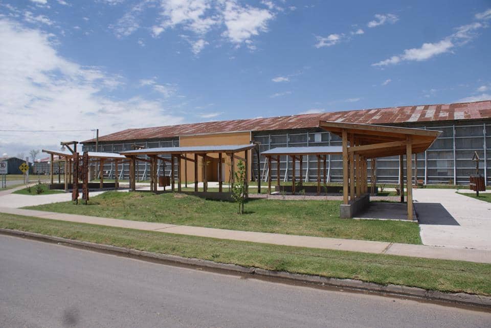 ILUMINAN Y PONEN PARRILLAS, MESAS, BANCOS Y JUEGOS EN EL PASEO DE LOS ARTESANOS