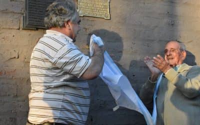 Se descubrió una placa a los 50 años del arco de ingreso a la ciudad