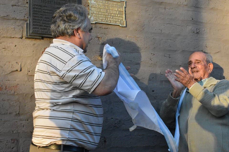 Se descubrió una placa a los 50 años del arco de ingreso a la ciudad