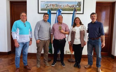 LA BANDA MUNICIPAL “LUIS PEREGO” ENTREGÓ AL INTENDENTE LA ESTATUILLA CONMEMORATIVA POR LOS 40 AÑOS DE LA AGRUPACIÓN