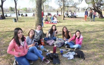 A LA TARDE, BIEN TEMPRANO, CHICOS, JOVENES Y FAMILIAS POBLARON EL PARQUE MUNICIPAL PARA CELEBRAR EL DIA DEL ESTUDIANTE Y LA LLEGADA DE LA PRIMAVERA