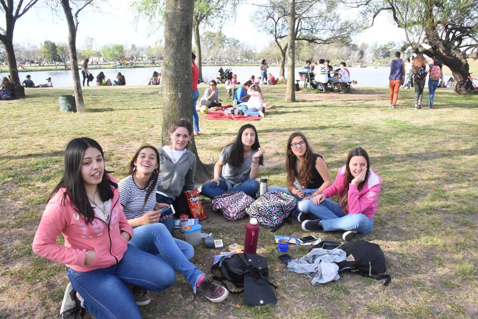 A LA TARDE, BIEN TEMPRANO, CHICOS, JOVENES Y FAMILIAS POBLARON EL PARQUE MUNICIPAL PARA CELEBRAR EL DIA DEL ESTUDIANTE Y LA LLEGADA DE LA PRIMAVERA