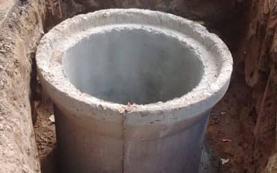 UN EQUIPO DE PERSONAL MUNICIPAL SIGUE TRABAJANDO EN EL RECAMBIO DE UN TRAMO EN LA RED DOMICILIARIA DE CLOACAS