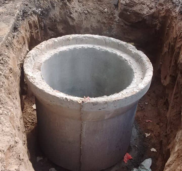 UN EQUIPO DE PERSONAL MUNICIPAL SIGUE TRABAJANDO EN EL RECAMBIO DE UN TRAMO EN LA RED DOMICILIARIA DE CLOACAS