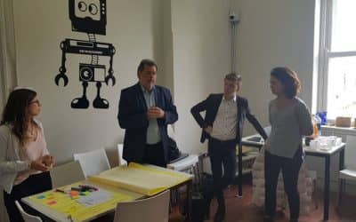 EL MINISTRO ELUSTONDO Y MATEO SALVATTO VISITARON EL CLUB SOCIAL DE INNOVACIÓN DURANTE UN TALLER DE DISEÑO DE PENSAMIENTO