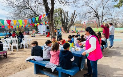 LOS CHICOS Y CHICAS DE CASA DEL NIÑO TUVIERON UN FIN DE FIESTA ESPECIAL: COMPARTIERON PANCHOS, PAPAS Y PALETAS DE HELADO