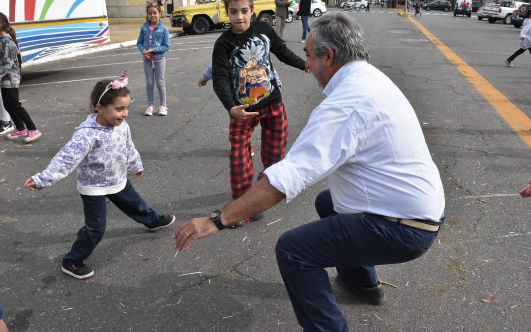 CASA DEL NIÑO FESTEJÓ SUS 68 AÑOS CON UN BICICLETEADA Y ACTIVIDADES RECREATIVAS FRENTE AL MUNICIPIO