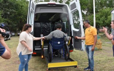 SOLUCIÓN PARA UNA VIEJA NECESIDAD: UNA FAMILIA DONÓ AL CFI UNA CAMIONETA ADAPTADA PARA PERSONAS CON DISCAPACIDAD