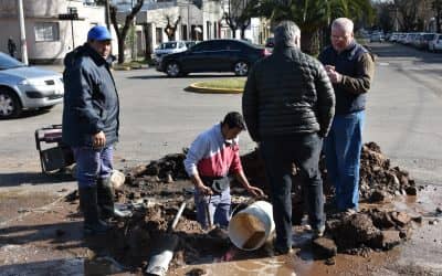EL MUNICIPIO TRABAJA EN LA REPARACIÓN DE UNA PÉRDIDA DE AGUA EN CASTELLI Y BELGRANO