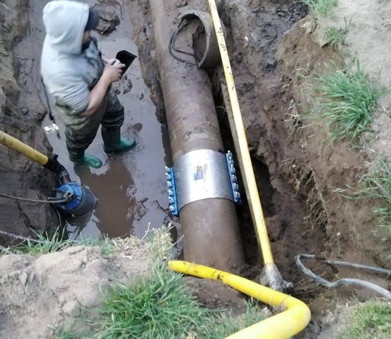 COMENZÓ A RESTABLECERSE EL SERVICIO DE AGUA TRAS UNA REPARACIÓN DEL CAÑO MAESTRO EN GARCÍA SALINAS, ENTRE ARRASTÚA Y PINCÉN