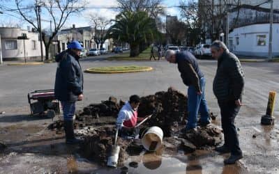 EL MUNICIPIO YA FINALIZÓ LA REPARACIÓN DE UNA PÉRDIDA DE AGUA EN CASTELLI Y BELGRANO