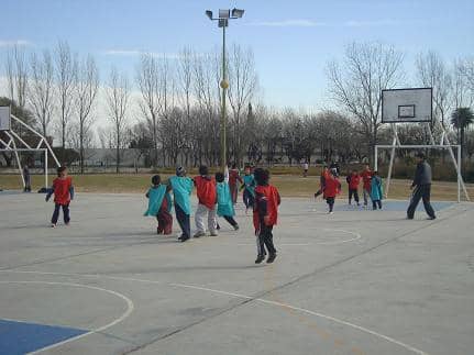Tarde de juegos, fútbol y tenis de mesa en el Polideportivo