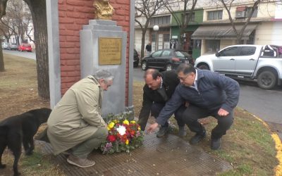 ACTO POR EL DÍA DEL MAESTRO: SE COLOCÓ UNA OFRENDA FLORAL EN HOMENAJE A DOMINGO FAUSTINO SARMIENTO