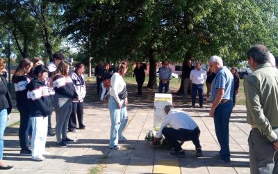 EN HOMENAJE A LOS VETERANOS Y CAÍDOS EN MALVINAS, SE COLOCÓ HOY (DOMINGO) UNA OFRENDA FLORAL EN LA PLAZOLETA MARINEROS DEL CRUCERO GENERAL BELGRANO