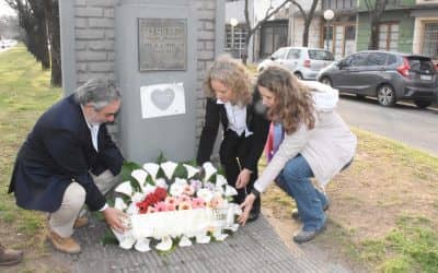 ENTREGA DE OFRENDA FLORAL EN CONMEMORACIÓN A UN NUEVO ANIVERSARIO DEL FALLECIMIENTO DE SARMIENTO