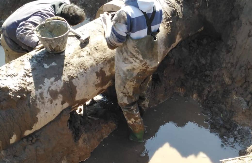 SERVICIOS SANITARIOS SIGUE TRABAJANDO HOY (LUNES) PARA DEJAR REPARADO EL ACUEDUCTO DE MARI LAUQUEN