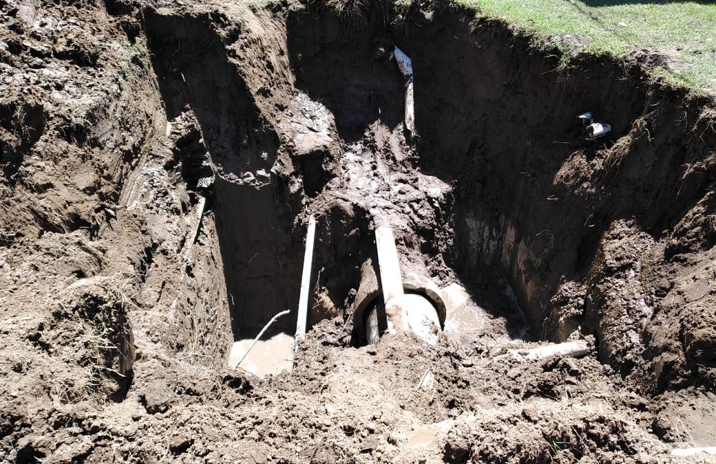EL MUNICIPIO REPARÓ UN TRAMO DEL ACUEDUCTO DE MARI LAUQUEN, ESTA VEZ EN ZONA URBANA: EN LA CALLE MONFERRAND ENTRE FREYRE Y PRADO