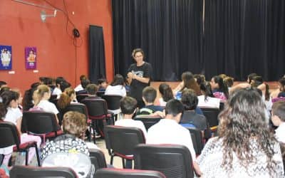 LA CHARLA SOBRE “MURALISMO Y ARTE PUBLICO” ENTUSIASMO A UN AUDITORIO DIFERENTE: ALUMNOS DE ESCUELAS