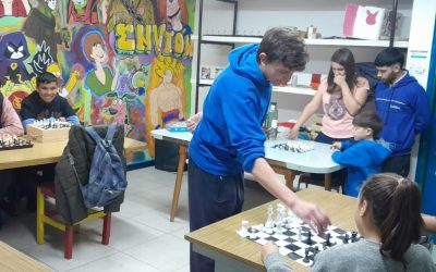 CHARLA SOBRE AJEDREZ EN LA SEDE DEL PROGRAMA ENVIÓN CON EL PROFESOR DIEGO ENRÍQUEZ, QUIEN DICTA UN TALLER EN LA BIBLIOTECA PÚBLICA RIVADAVIA