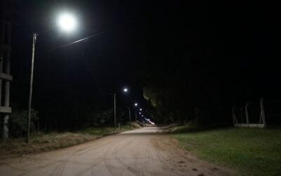 EN CONJUNTO, MUNICIPIO Y COOPERATIVA ELÉCTRICA REALIZARON UNA OBRA DE ALUMBRADO PÚBLICO QUE CONECTA LA AMPLIACIÓN URBANA CON LA ESCUELA SECUNDARIA Nº 9