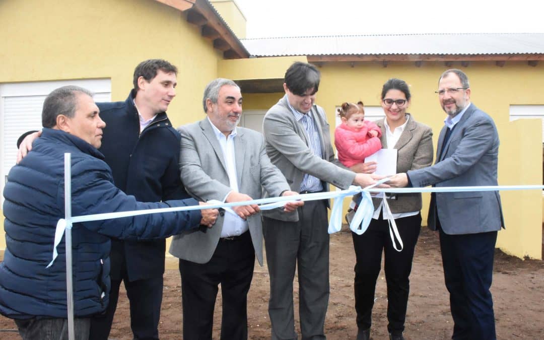 DISCURSOS CON MUCHOS ANUNCIOS EN EL ACTO DE AMOC  CONVENIO POR 20 VIVIENDAS EN TRENQUE LAUQUEN Y 24 EN TREINTA DE AGOSTO, Y ASFALTO Y GAS PARA EL NUEVO BARRIO