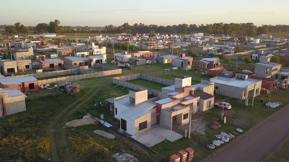 ESPACIOS VERDES DEL MUNICIPIO ESTÁ REALIZANDO TAREAS DE FORESTACIÓN EN RAMBLAS DE LA AMPLIACIÓN URBANA