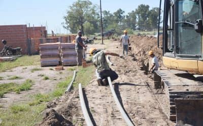 AMPLIACION URBANA: TIENDEN LAS CAÑERIAS DE AGUA Y DE CLOACAS DONDE SE CONSTRUYEN LAS 42 VIVIENDAS