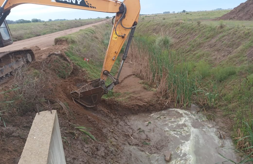 EL MUNICIPIO HIZO TAREAS DE LIMPIEZA EN EL CANAL PRINCIPAL DE DESAGÜES PLUVIALES DE LA AMPLIACIÓN URBANA