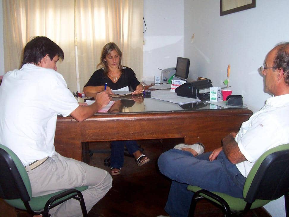 Apertura de sobres por un tractor