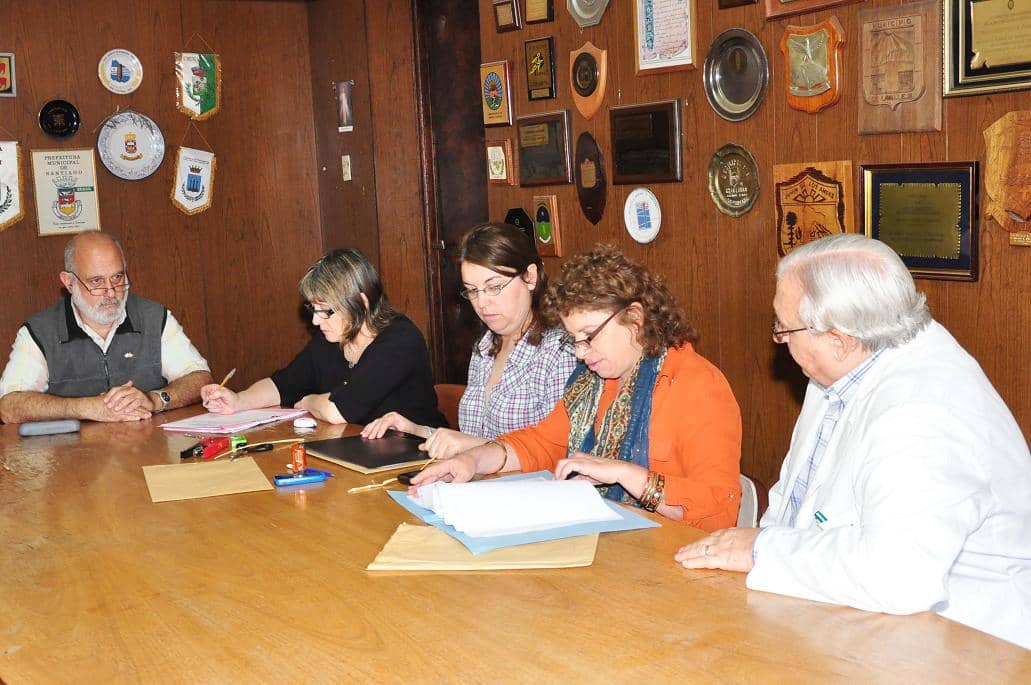 Apertura de sobres para adquirir equipos de oxígeno medicinal