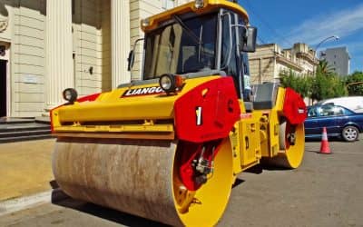 Se exhibe frente al Municipio una máquina para utilizar en pavimentación