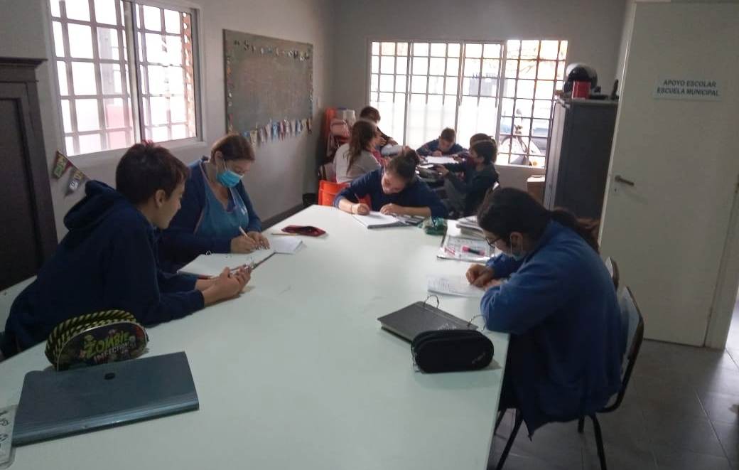 SE SIGUEN DICTANDO CLASES DE APOYO ESCOLAR PARA CHICOS Y CHICAS DE LOS NIVELES PRIMARIO Y SECUNDARIO, EN DISTINTOS PUNTOS DEL DISTRITO