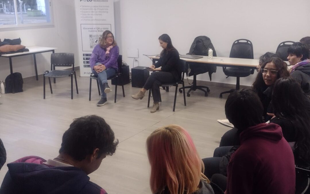 APRENDER A EMPRENDER: LOS JÓVENES RECIBIERON LA VISITA DE LA INGENIERA DEL LABORATORIO DE AGUA DE LA FRTL UTN