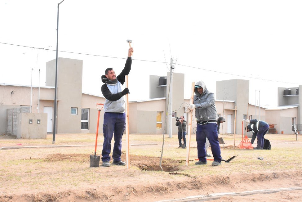 SE PLANTARON ÁRBOLES EN LAS RAMBLAS DE LA CALLE EVA PERÓN, EN LA AMPLIACIÓN URBANA, EN LA CONTINUIDAD DE LAS ACTIVIDADES POR LA SEMANA DEL ÁRBOL