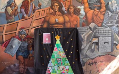 UN ÁRBOL DE NAVIDAD REALIZADO POR LAS FAMILIAS DE ANIN ESTÁ EN EXPOSICIÓN EN EL HALL DE LA MUNICIPALIDAD