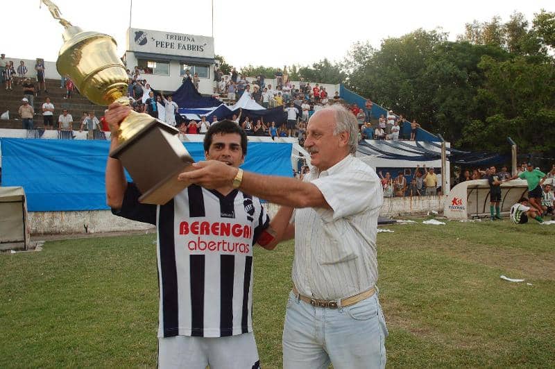 Raúl Feito entregó la copa de fútbol