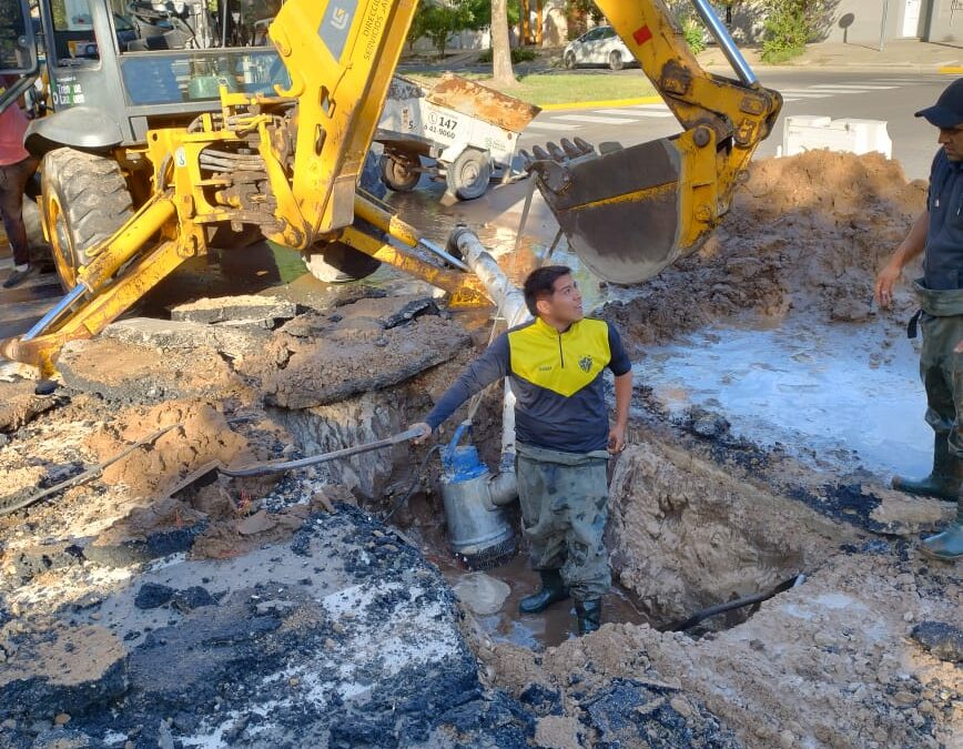 EL MUNICIPIO REPARA UN CAÑO TRONCAL DE AGUA EN DORREGO Y ALSINA, Y REALIZA TRABAJOS EN LA ESTACIÓN DE BOMBEO EN BATALLÓN II Y AVELLANEDA