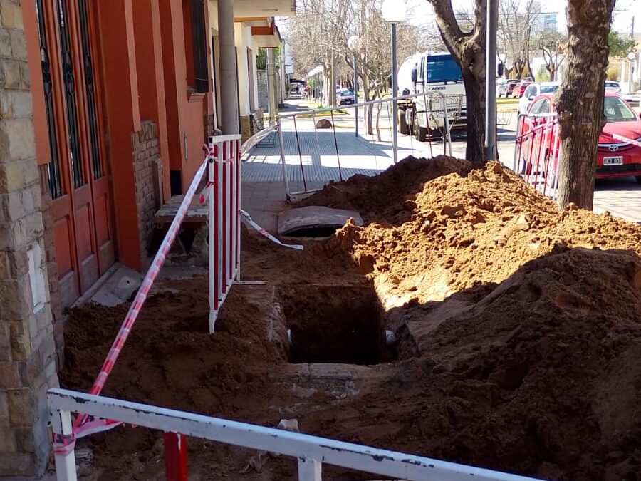 EL MUNICIPIO REALIZA TRABAJOS DE RECAMBIO DE CAÑERÍAS DE CLOACAS EN LAS CALLES ALEM Y QUINTANA