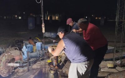 PERSONAL DE SERVICIOS SANITARIOS TRABAJA DE NOCHE EN LA CISTERNA PARA TERMINAR LA REPARACIÓN DE DOS DE LAS BOMBAS QUE ABASTECEN DE AGUA A LA CIUDAD