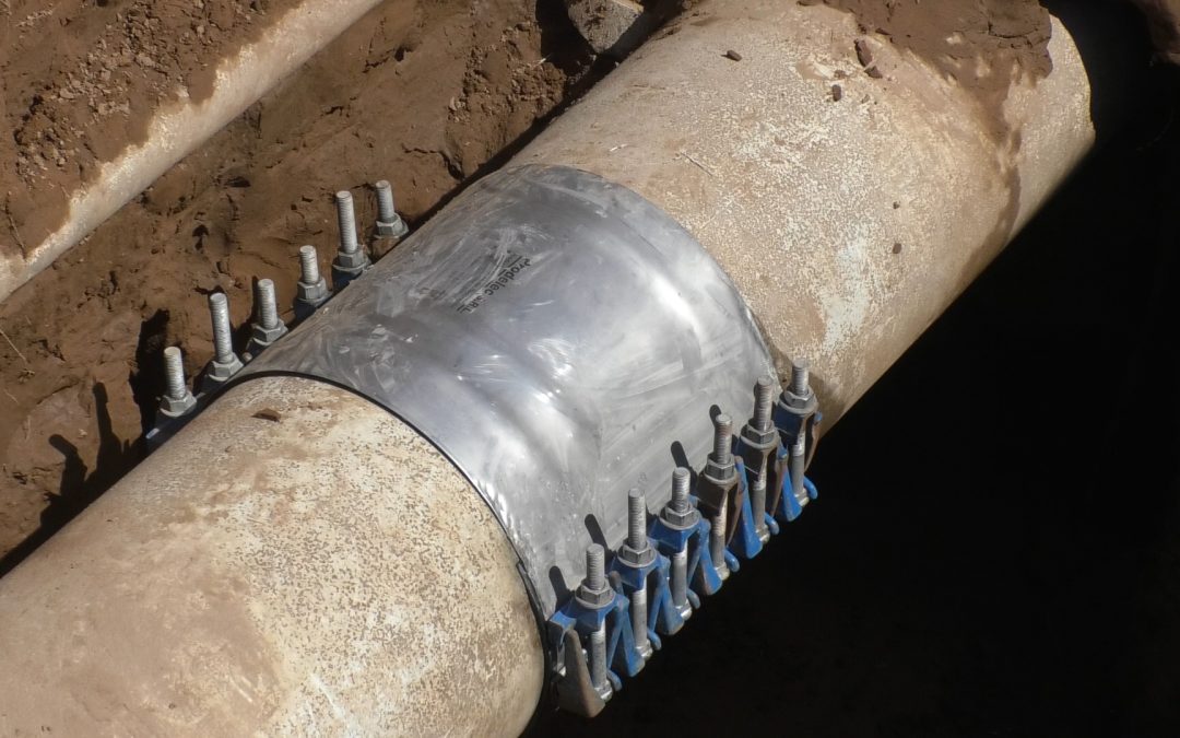 SERVICIOS SANITARIOS TRABAJA EN LA REPARACIÓN DE UN CAÑO DE LA RED DE AGUA POTABLE EN LA CALLE GARCÍA SALINAS, FRENTE A LA TERMINAL DE ÓMMIBUS