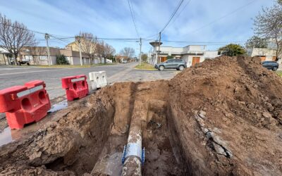 SE RESTABLECE EL SERVICIO DE AGUA EN LA CIUDAD LUEGO DE FINALIZADOS LOS TRABAJOS POR EL PERSONAL MUNICIPAL EN LA ESQUINA DE ROCA Y PINCÉN