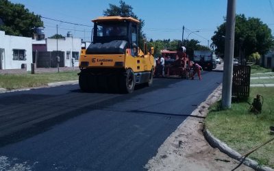 EL MUNICIPIO TERMINÓ EL ASFALTO DE LA CALLE ORZALI, ENTRE PTE. IRIGOYEN Y ALEM, CULMINANDO ASÍ LAS ETAPAS 1 Y 2 DEL PLAN DE PAVIMENTACIÓN