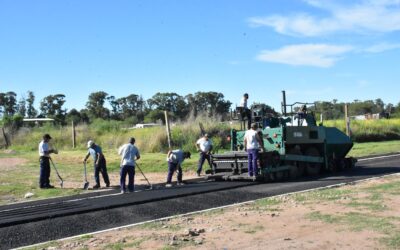 EL MUNICIPIO AVANZA CON EL PLAN DE PAVIMENTACIÓN EN LA AMPLIACIÓN URBANA: SE ASFALTAN 4 NUEVAS CUADRAS