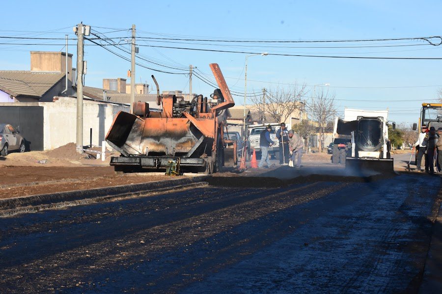 EL MUNICIPIO TRABAJA EN LA PAVIMENTACIÓN DE LA CALLE MALDONADO, ENTRE CHAUMEIL Y CARLOS CASARES, UNA OBRA SOLICITADA POR LOS VECINOS/AS DEL SECTOR
