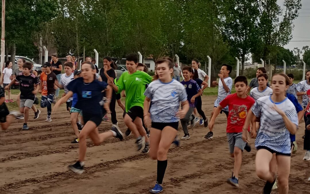 ENCUENTRO DE ESCUELITAS DE ATLETISMO EN 30 DE AGOSTO CON MUY BUENA PARTICIPACIÓN DE CHICOS/AS