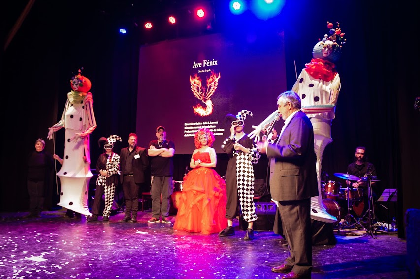 EL TEATRO ESPAÑOL VOLVIÓ A RENACER Y BRILLÓ CON LA PRESENTACIÓN DE “AVE FÉNIX”, UN ESPECTÁCULO INTEGRAL CON MÁS DE 80 ARTISTAS LOCALES EN ESCENA