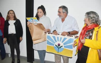 LA ESCUELA MUNICIPAL ENTREGÓ A FERNÁNDEZ UNA BANDERA DEL DISTRITO BORDADA EN FORMA COMUNITARIA