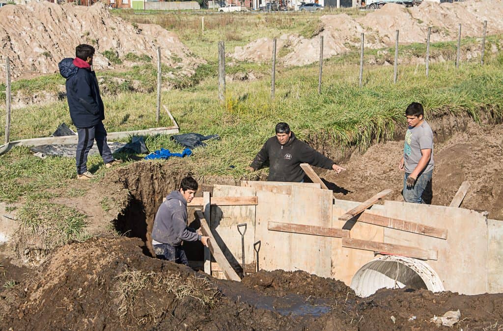 Avanzan los trabajos en desagües y cloacas en el barrio La Lonja