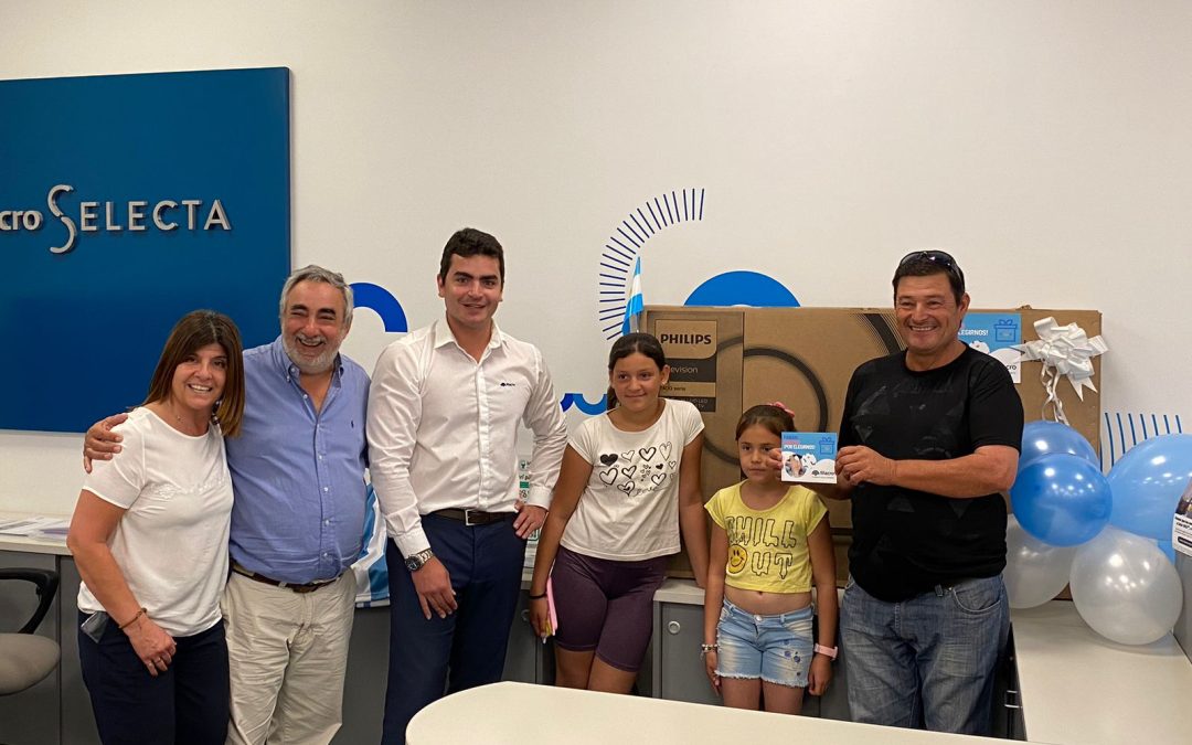 FABIÁN BETHOUART, DE CAMINOS RURALES, GANÓ EL TV LED DE 55 PULGADAS QUE BANCO MACRO SORTEÓ ENTRE LOS EMPLEADOS MUNICIPALES QUE TIENEN ALLÍ SU CUENTA SUELDO